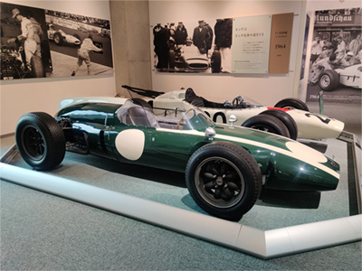 The Cooper T53 in the Honda Collection Hall in November 2023. Licenced by Wikipedia user ‘Liauzh’ under Creative Commons licence Attribution-ShareAlike 3.0 Unported (CC BY-SA 3.0). Original image has been cropped.