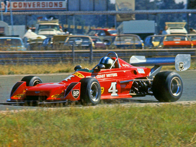 Tony Martin in his Chevron B39 at Welkom in 1977. Copyright David Pearson (<a href='http://www.motoprint.co.za/' target='_blank'>motoprint.co.za</a>) 2024. Used with permission.