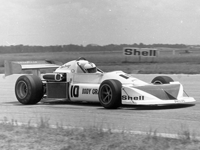 Mike Domingo in his March 76B at Welkom in 1977. Copyright David Pearson (<a href='http://www.motoprint.co.za/' target='_blank'>motoprint.co.za</a>) 2024. Used with permission.