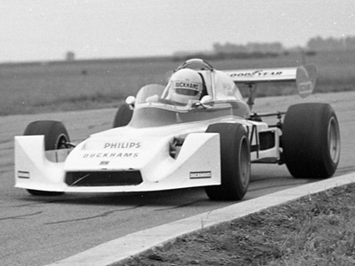 John Simpson in his Modus M3 at Welkom in 1977. Copyright David Pearson (<a href='http://www.motoprint.co.za/' target='_blank'>motoprint.co.za</a>) 2024. Used with permission.